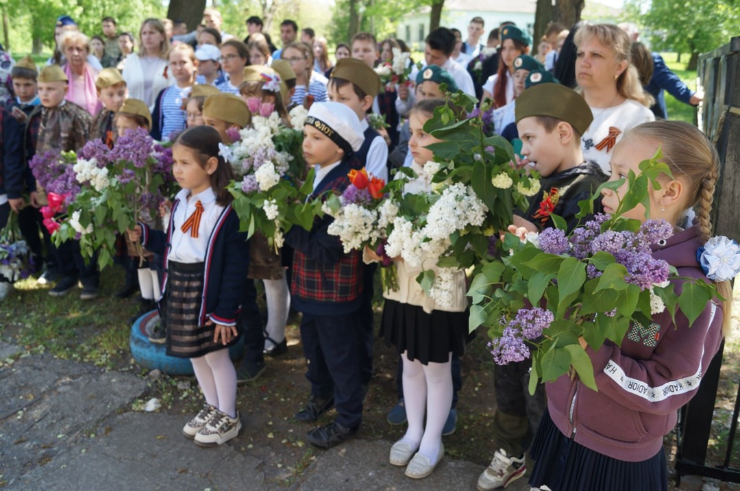 Церемония возложения цветов у Мемориального комплекса на братской могиле советских воинов.